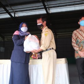 Pemerintah Kota Surakarta Menyalurkan Bantuan Sembako Kepada 31.070 Masyarakat Terdampak PPKM.