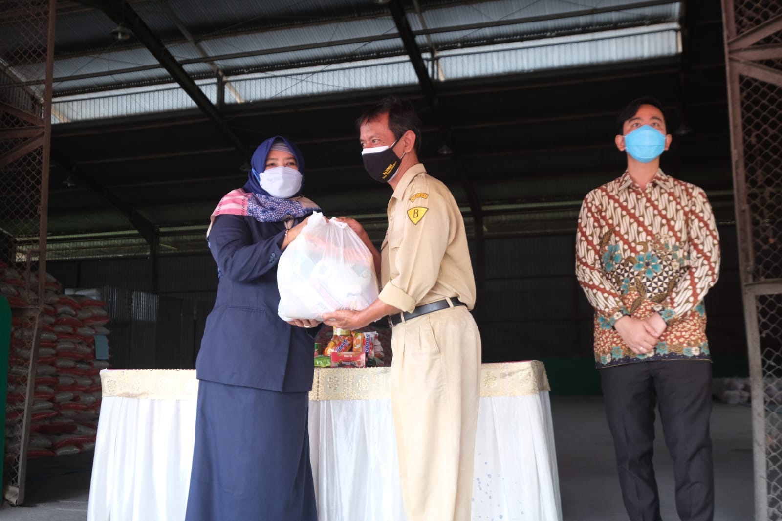 Pemerintah Kota Surakarta Menyalurkan Bantuan Sembako Kepada 31.070 Masyarakat Terdampak PPKM.