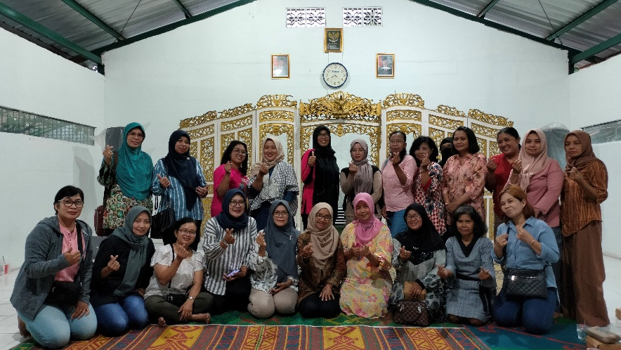 Rekonseptualisasi Penanggulangan Kemiskinan: Strategi Pendayagunaan Kelompok Miskin melalui Program Pemberdayaan Perempuan Bersama DIVA UMKM di Kelurahan Tipes Rekonseptualisasi Penanggulangan Kemiskinan: Strategi Pendayagunaan Kelompok Miskin melalui Program Pemberdayaan Perempuan Bersama DIVA UMKM di Kelurahan Tipes